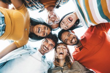 Dışarıda kameraya gülümseyen gençlerden oluşan çok kültürlü bir topluluk - Uluslararası üniversite öğrencileri birlikte selfie çekiyorlar - Şehir sokaklarında eğlenen erkekler ve kızlarla arkadaşlık kavramı