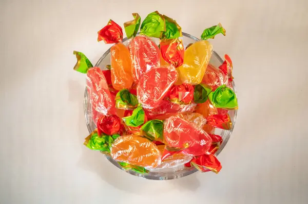 Üst görünüm beyaz arkaplanda renkli şekerler 