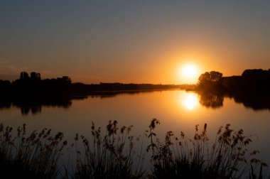 Gölün üzerinde güzel bir gün batımı
