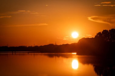Nehrin üzerinde gün batımı.