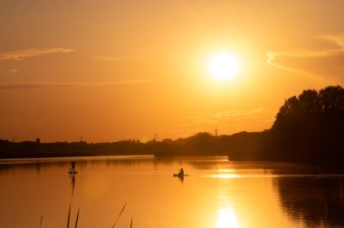 Gün batımında bir göl