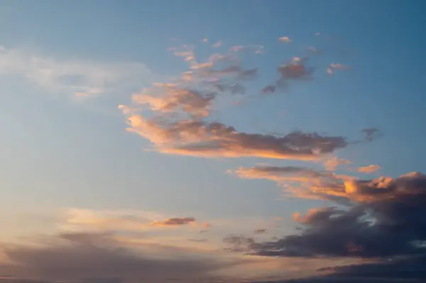 Bulutlu mavi gökyüzü.