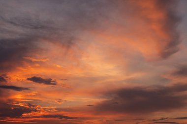 Bulutlu güzel günbatımı gökyüzü, doğa arka planı.