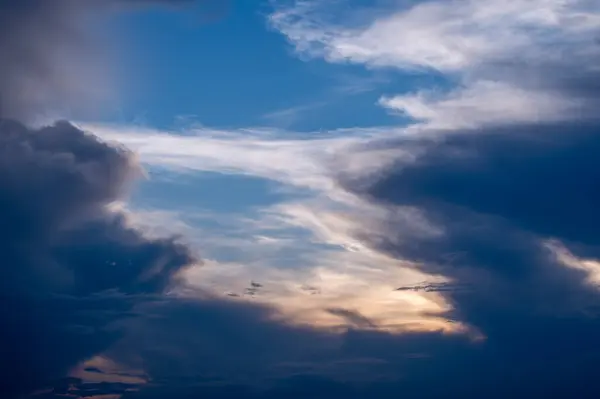 Bulutlu dramatik gökyüzü, mavi gökyüzünü kaplayan kara bulutlar.