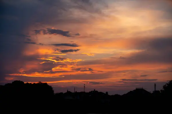 Nehir şehrinde gün batımı, güzel dijital fotoğraf