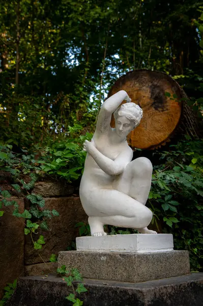 Şehrin parkında heykel