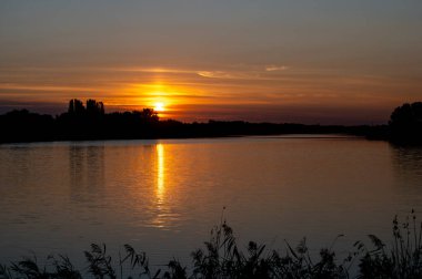 Gölün üzerinde güzel altın gün batımı