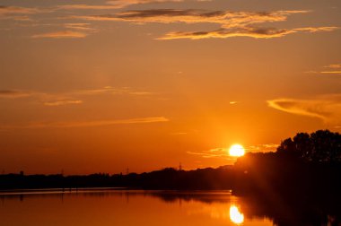 Yazın gün batımı nehirde