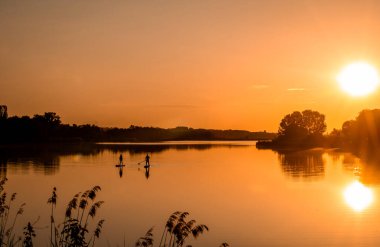 Nehrin üzerinde gün batımı