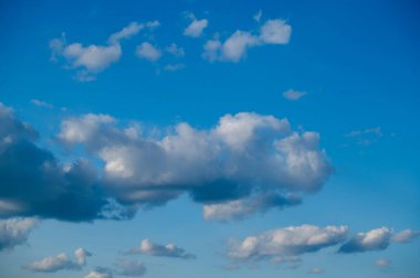 Mavi gökyüzü beyaz kümülüs bulutlarıyla