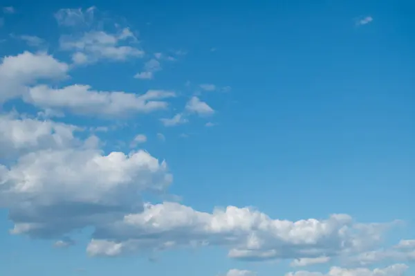 Güzel mavi gökyüzü bulut beyaz arka plan ile.