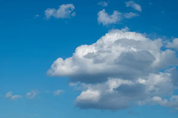 Mavi gökyüzünde beyaz bulutlar