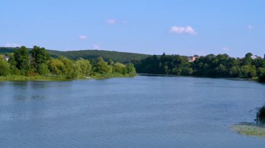 Köyün içinden sakin bir nehir akıyor.