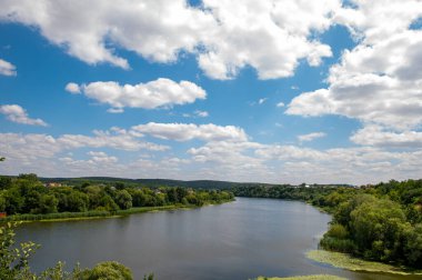 Nehir ve ağaçlarla dolu güzel bir yaz manzarası.