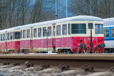 İstasyonda paslanan bir tren.