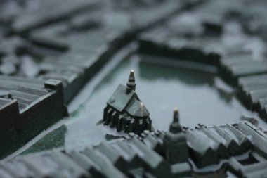 Bronz bir Brno modelinin çarpıcı yakın çekimi ikonik Tyn Kilisesini vurguluyor, güzel sanatlar ve Brno 'nun mimari harikalarını sergiliyor..