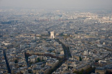 Paris 'in göbeğine dalın kendinizi Zafer Takı' nın bu nefes kesici insansız hava aracı görüntüsüyle ve yayılan caddelerle.