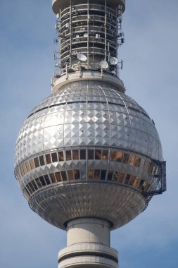 Bu detaylı çekim, Alman yenilikçiliğinin ve teknolojisinin bir sembolü olan Berlin 'in Televizyon Kulesi' nin gelecekteki yüzünü yansıtıyor..