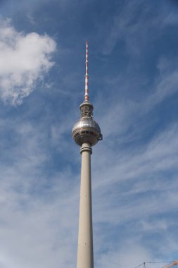 Berlin 'in Televizyon Kulesi, açık mavi gökyüzüne karşı dimdik ayakta duruyor. Bu, Almanya' nın mimari hüneri ve şehir planlama yeteneğinin bir kanıtı..