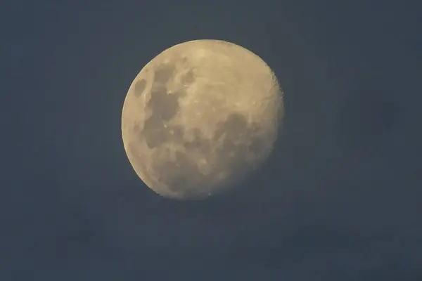 Güzel ve romantik ay, açık bir gecede evrende büyüyor.