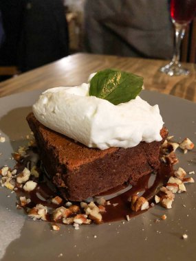 Fırıldak kremalı lezzetli browni ve doğranmış cevizle süslenmiş.