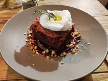 Fırıldak kremalı lezzetli browni ve doğranmış cevizle süslenmiş.