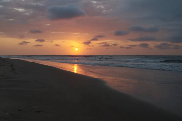 Tumbes, Peru 'da gün batımında dalgalar ve kumlar.