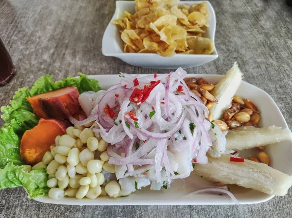 Mısır, tatlı patates ve yukka soslu ceviche. Peru yemekleri.