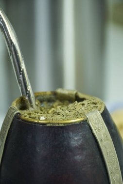 Arjantin Yerba ile yakın çekim ve arka planda suyla birlikte bir termos