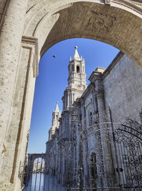 Arequipa Katedrali 'nin yan görüntüsü - Peru, onu çevreleyen portalların birinden.