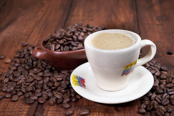 Kahveyi kahve çekirdekleri ile süsleyip ahşap bir masaya koymuşlar.