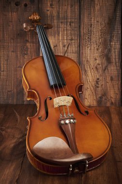 Kemancı, ahşap arka planda güzel bir müzik aleti.