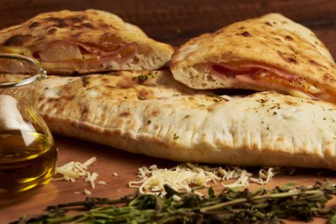 Calzone, geleneksel İtalyan hazırlıklarına baharatlar ve kırmızı şarap eşlik eder.