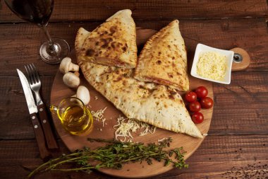 Calzone, geleneksel İtalyan hazırlıklarına baharatlar ve kırmızı şarap eşlik eder.