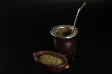 Yerba Mate, Arjantin, Uruguay ve Brezilya 'da yaygın olarak tüketilen geleneksel bir aşılama olan arkadaş toplantılarında tüketiliyor..