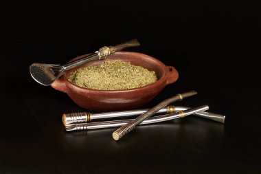 Yerba Mate, Arjantin, Uruguay ve Brezilya 'da yaygın olarak tüketilen geleneksel bir aşılama olan arkadaş toplantılarında tüketiliyor..