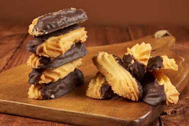 Ev yapımı vanilyalı kurabiye, yarısı lezzetli acı çikolatayla kaplı.