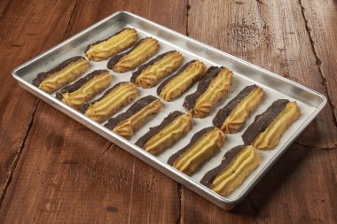 Ev yapımı vanilyalı kurabiye, yarısı lezzetli acı çikolatayla kaplı.