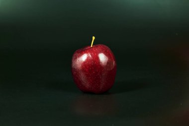 Kırmızı elma, çarpıcı bir renk ve olağanüstü bir tat ile çarpıcı bir meyve..