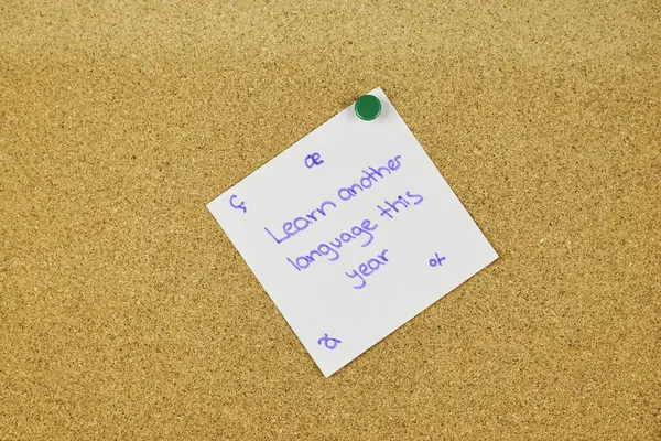 Not: Çözümler ve hedeflere ulaşılmış notlar, bir masanın ayağının altındaki mantar tahtaya konur.