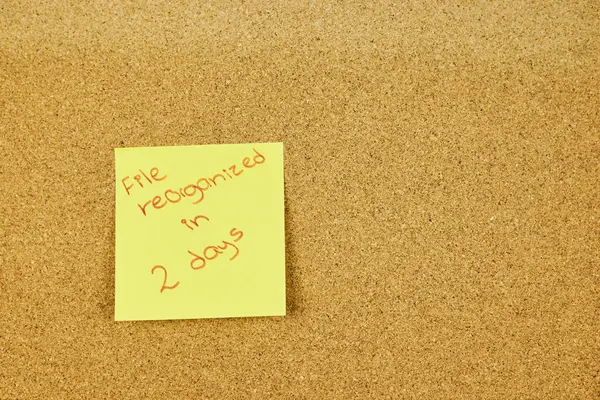 Not: Çözümler ve hedeflere ulaşılmış notlar, bir masanın ayağının altındaki mantar tahtaya konur.