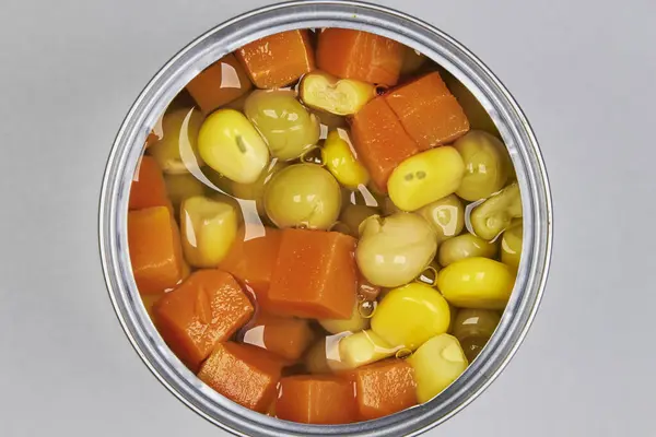 Çok renkli konserve sebzeler, zenital ya da üst görünümü gri arkaplan, konsantre ürün