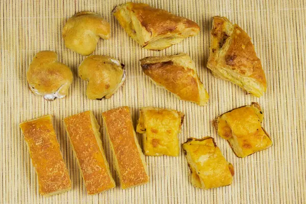 Çeşitli tuzlu atıştırmalıklar, taze pişmiş, gevrek ve arkadaşlarla paylaşmaya hazır.