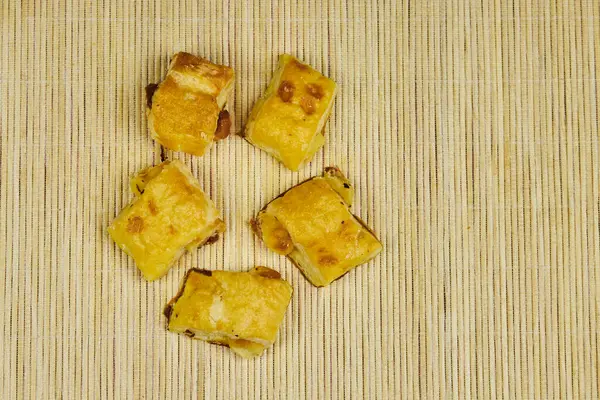 Çeşitli tuzlu atıştırmalıklar, taze pişmiş, gevrek ve arkadaşlarla paylaşmaya hazır.