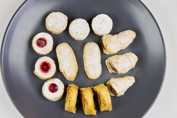 Tatlı, taze pişmiş, gevrek ve yumuşak atıştırmalıkların çeşitliliği arkadaşlarla paylaşmaya hazır.