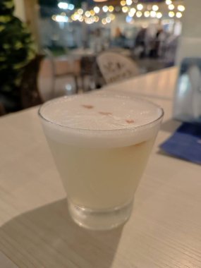 Peru pisco 'su, sakız şurubu, limon, yumurta beyazı ve buzlu Pisco kokteyli. Lezzetli