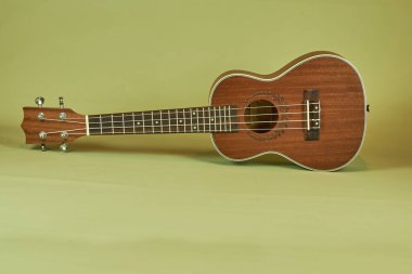 Ukulele. Hawaii enstrümanı gitara benzer ama boyutu daha küçüktür ve dört telli eşsiz bir ses verir..