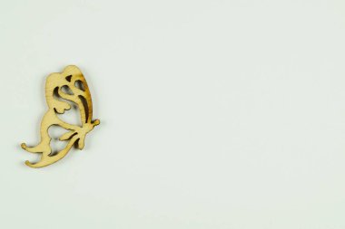 Kelebek şekilli figürlerle sunum arkaplanı beyaz bir arkaplanda çerçevesiz uçuyor, metin koymak için boşluk var