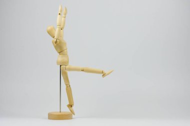 Eklemli ahşap figür bir tür fiziksel egzersizin pozisyonunu temsil ediyor.