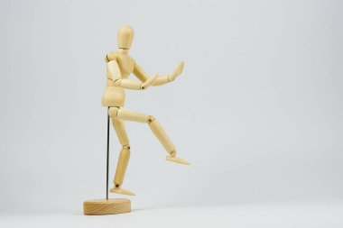 Çeşitli dans hareketlerini temsil eden tahta figür neşe ve rahatlığı temsil ediyor.